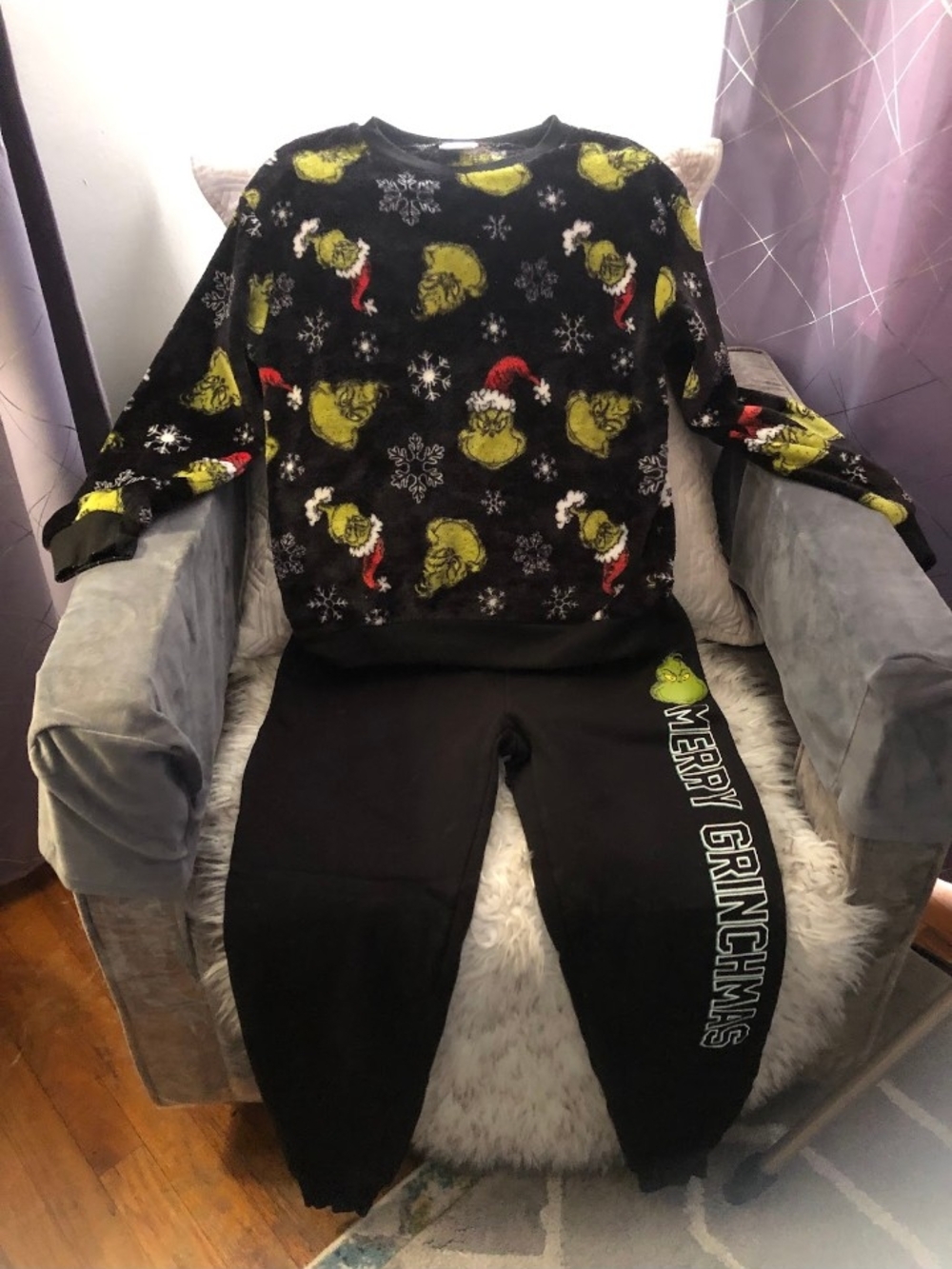 The Grinch Fuzzy Fleece Pullover & "Merry Grinchmas" Jogger Lounge Set S Juniors
